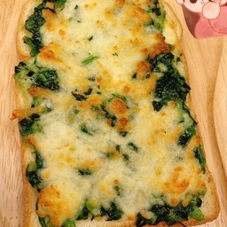 ขนมปังชีสผักโขม