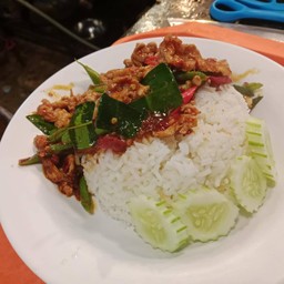 ผัดพริกแกงหมูราดข้าว