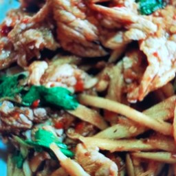 ข้าวพริกแกงเนื้อติดมันหน่อไม้สด