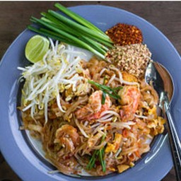 เมืองชล ผัดไทกุ้งสด หอยทอด