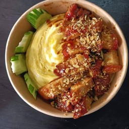 ข้าวหมูกรอบทอดกระเทียม