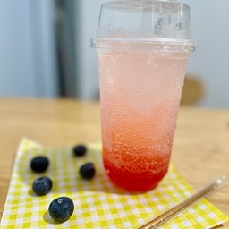 เค้กจิ๋วและเครื่องดื่ม Homemade