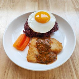 ข้าวไรซ์เบอร์รี่ กะเพราปลาทอด