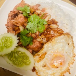 ข้าวผัดหมูกระเทียม