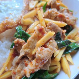 ผัดหน่อไม้เหลือง, หน่อไม้ดอง