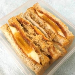 แซนวิชไข่ดาวไก่หยองพริกเผาหั่นเหลี่ยม2ชิ้น