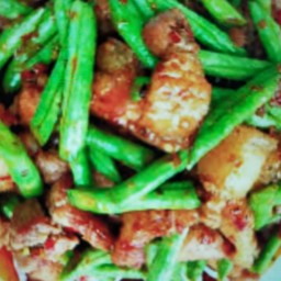 ข้าวพริกแกงสามชั้นฝักยาว