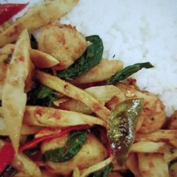 ข้าวพริกแกงลูกชิ้นเอ็นไก่หน่อไม้สด