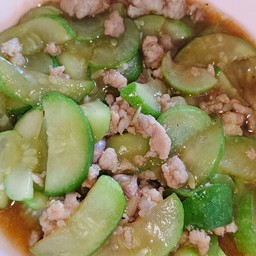 ข้าวผัดแตงกวาหมูสับ