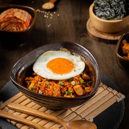 ข้าวผัดกิมจิ หมู ไข่ดาว ฟรี สาหร่าย1 ห่อ