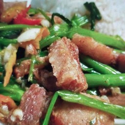 ข้าวผักบุ้งหมูกรอบ