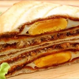 แซนวิชโบโลน่าไข่ดาวหมูหยองพริกเผาสามเหลี่ยม2ชิ้น