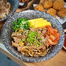 ข้าวหมูผัดซอสสามสหาย