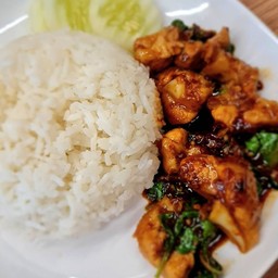 ข้าวกระเพรากระดูกหมูอ่อน