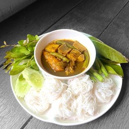 ขนมจีน + แกงไตปลา + ผักสด