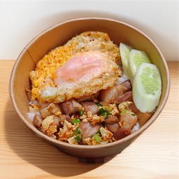 ข้าวหน้าหมูสามชั้นผัดพริกเกลือ+ไข่ดาว