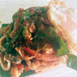 ผัดพริกแกง ทะเลราดข้าว+ไข่ดาว