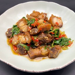 ผัดกระเพราหมูกรอบ  กับข้าว