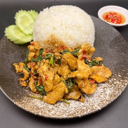 กระเพราไก่ ราดข้าว