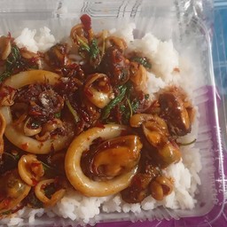 ผัดพริกเผา หมึก หอย กุ้ง ราดข้าว