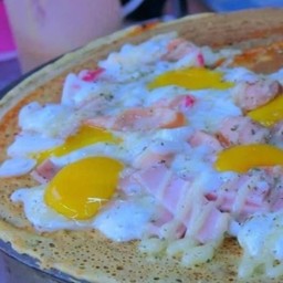 ้เครปแฮม+ไส้กรอก+ไข่ตี+ชีส+ซอสพิซซ่า