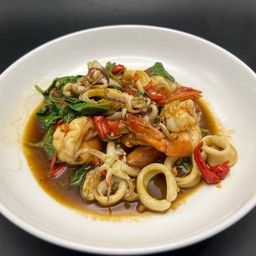 ผัดกระเพราทะเลรวม กับข้าว