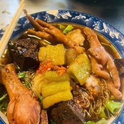 ข้าวขาหมูน้ำแดง นายต้มตุ๋น