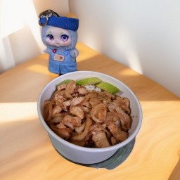 ข้าวราดซอสเทอริยากิไก่ผัดหอม