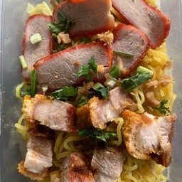 บะหมี่เกี๊ยวหมูแดงหมูกรอบ