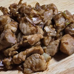 หมูชิ้นกระเทียมราดข้าว