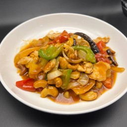 ไก่ผัดเม็ดมะม่วงหิมพานต์ กับข้าว