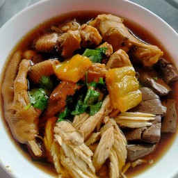 เส้นใหญ่ไก่ตุ๋นมะระ