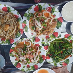 ยำปลาสลิด+ยำ3สหาย+กุยช่ายขาวเต้าหู้+ผักบุ้งไฟแดง