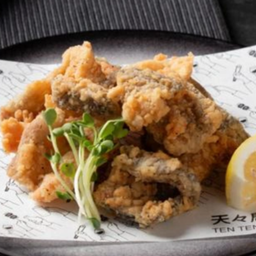 หนังปลาแซลมอนทอด / Crispy Fried Salmon