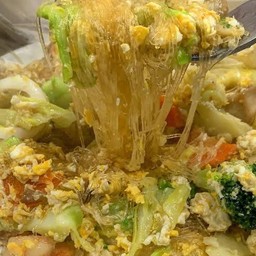 [อร่อยซ่ากับโค้ก] ผัดวุ้นเส้นใส่ไข่ราดข้าว +  โค้ก ออริจินัล (ขวด) 