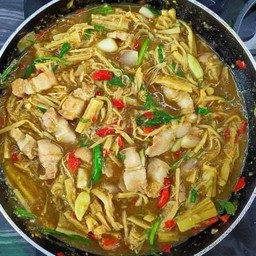 หมกหม้อหน่อไม้หมูสามชั้น
