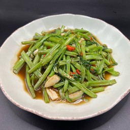 ผัดผักบุ้งไฟแดง  กับข้าว