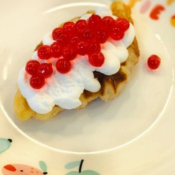 ครอฟเฟิล-วิปครีมเยลลี่แดง