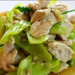 ผัดพริกอ่อนหมู (กับข้าว)