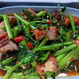 ผัดผักบุ้งหมูกรอบ