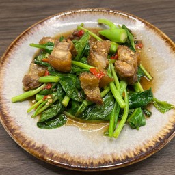 ผัดคะน้าหมูกรอบ กับข้าว