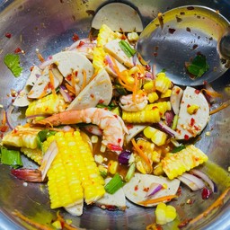 ยำข้าวโพดกุ้งหมูยอ