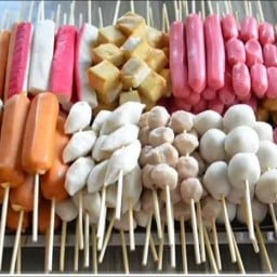 ไข่กระทะ ขนมปังปิ้งขนมจีบซาลาเปายัยก้อย (yaikoi)