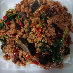 กะเพาหมูสับไข่เยี่ยวม้า