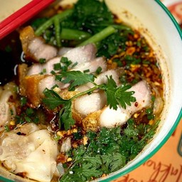 บะหมี่ เกี๊ยว หมูกรอบ