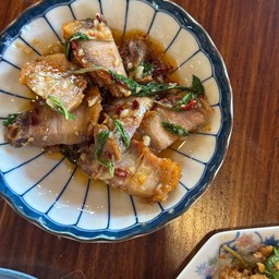 กระเพราหมูกรอบ(กับข้าว)