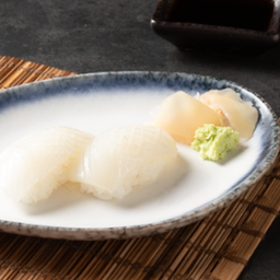 ซูชิปลาหมึกขาว (2 คำ) / White Squid Sushi (2 Pcs)