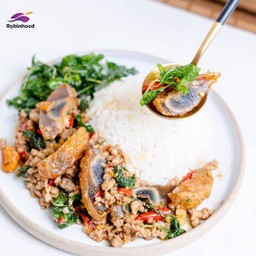 กะเพราไข่เยี่ยวม้าราดข้าว