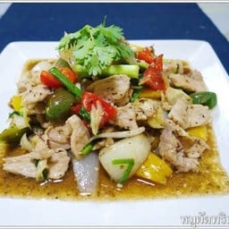 ผัดพริกไทยดำราดข้าว