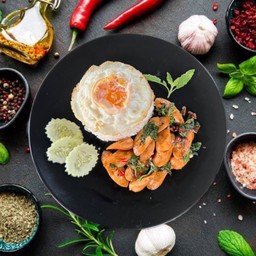 ข้าว กะเพรา ไส้กรอกชีส